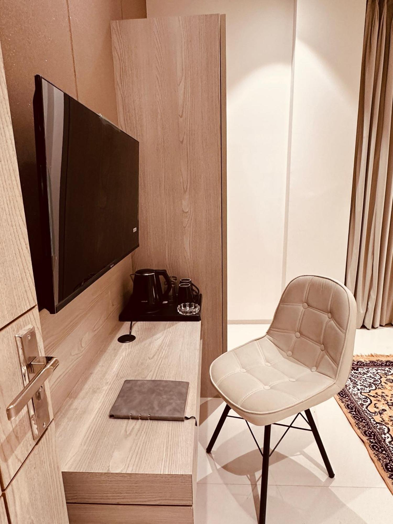 The Lodgers 2 Bhk Serviced Apartment Near Artemis Hospital Sector 57 Gurgaon - Nearest Metro Station Sector 54 Chowk Exterior foto